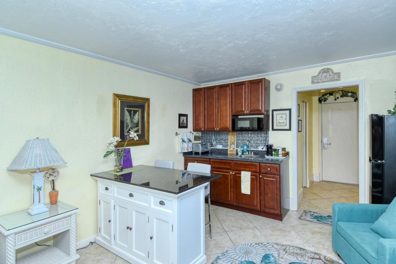 Waterfront Room, Heated Pool, Tiki Bar & Grill South Bradenton Екстер'єр фото